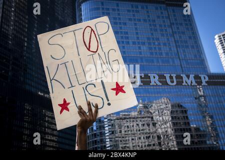 (200605) -- PECHINO, 5 giugno 2020 (Xinhua) -- UN dimostratore tiene un cartello durante una protesta sulla morte di George Floyd di fronte alla Torre Trump a Chicago, Stati Uniti, 30 maggio 2020. PER ANDARE CON XINHUA TITOLI DEL 5 GIUGNO 2020 (Foto di Christopher Dilts/Xinhua) Foto Stock