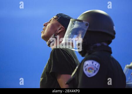 (200605) -- PECHINO, 5 giugno 2020 (Xinhua) -- UN dimostratore viene arrestato durante una protesta contro la morte di George Floyd a Minneapolis, Stati Uniti, 31 maggio 2020. PER ANDARE CON XINHUA TITOLI DEL 5 GIUGNO 2020 (Foto di Angus Alexander/Xinhua) Foto Stock