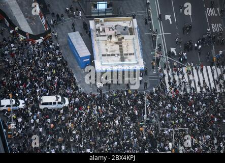 (200605) -- PECHINO, 5 giugno 2020 (Xinhua) -- manifestanti protestano contro la brutalità della polizia su Times Square a Manhattan di New York, Stati Uniti, 31 maggio 2020. PER ANDARE CON XINHUA TITOLI DEL 5 GIUGNO 2020 (Xinhua/Wang Ying) Foto Stock