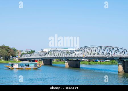 Ponte Truong Tien, attraversando il fiume profumo, Hue, Vietnam Foto Stock