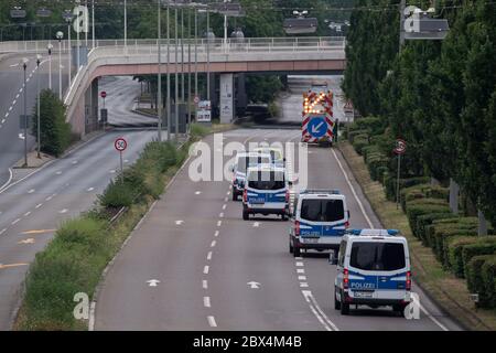 05 giugno 2020, Hessen, Francoforte sul meno: In fase di disinnescare una bomba da guerra mondiale, i veicoli della polizia sigillano una strada di accesso centrale. Il dispositivo esplosivo della seconda guerra mondiale era stato trovato durante i lavori di costruzione sul terreno espositivo e deve essere disinnescato nel corso della mattina. Diverse migliaia di persone devono lasciare le loro case, e la zona è cordonata fuori su una grande area. Foto: Boris Roessler/dpa Foto Stock