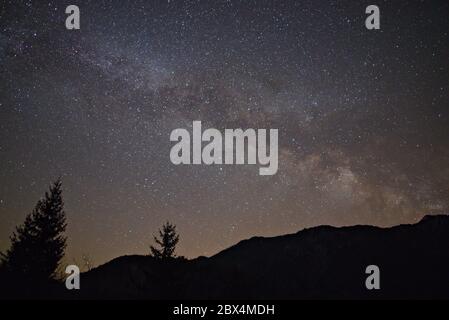 Via Lattea e cielo stellato nella regione montana, Baviera, Germania Foto Stock