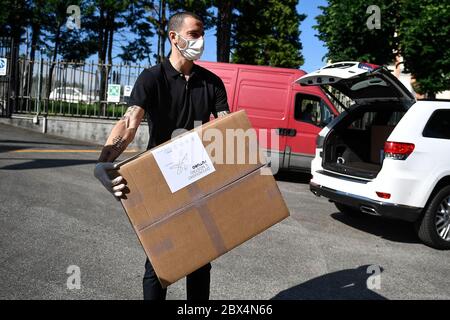 Moncalieri, Italia. 05 giugno 2020. MONCALIERI, ITALIA - 05 giugno 2020: Il giocatore Juventus Leonardo Bonucci porta una scatola piena di maschere. Leonardo Bonucci e sua moglie Martina Maccari consegnarono 19.000 maschere realizzate dalla società Sire Tessil a 19 associazioni e aziende benefiche. (Foto di Nicolò campo/Sipa USA) Credit: Sipa USA/Alamy Live News Foto Stock