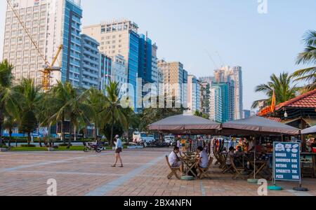 The Dawn Bar, bar sulla terrazza di fronte alla spiaggia di My Khe, Vo Nguyen Giap Street, Danang, Vietnam Foto Stock