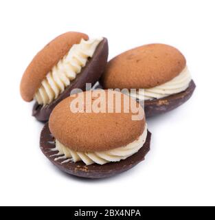 Tre biscotti di pasticceria con cioccolato e crema isolati su sfondo bianco Foto Stock