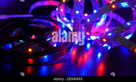Striscia LED e bobina diod - luce viola su sfondo nero Foto Stock