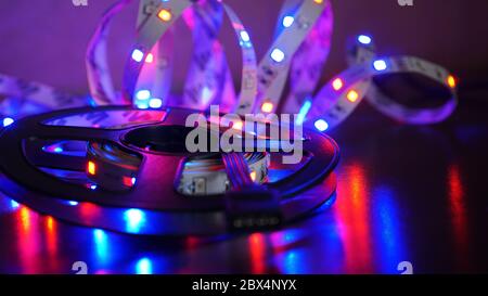 Striscia LED e bobina diod - luce viola su sfondo nero Foto Stock