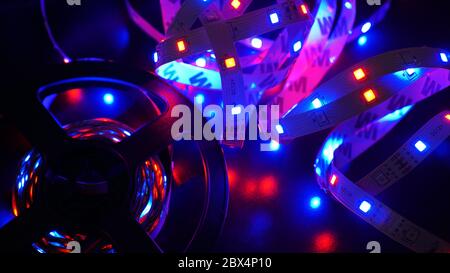 Striscia LED e bobina diod - luce viola su sfondo nero Foto Stock