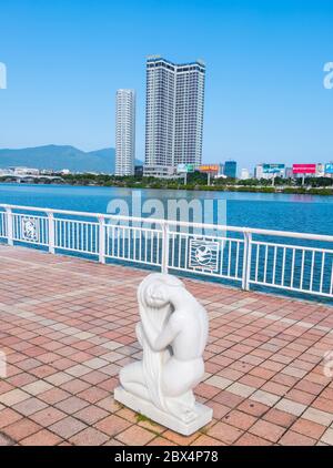 Cong vien Dieu khac Song Han, lungofiume, centro di Danang, Vietnam Foto Stock