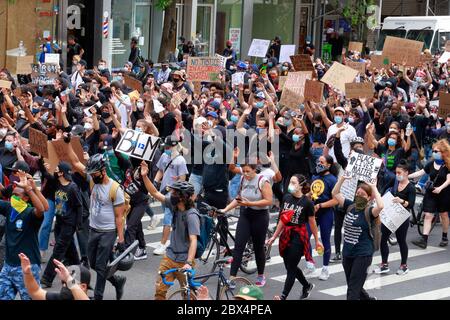 New York, New York. 2 giugno 2020. Le persone che marciano su Third Avenue tenendo i segni e le mani in su ad una Black Lives materia solidarietà marcia attraverso Manhattan che chiede la giustizia in una serie recente di assassini della polizia americana: George Floyd, Breonna Taylor, e a innumerevoli altri. Migliaia di persone si sono unite alla marcia di protesta da Foley Square fermandosi vicino a Gracie Mansion, la casa del sindaco di New York, prima di trasferirsi a Times Square più tardi in serata. 2 giugno 2020 Foto Stock