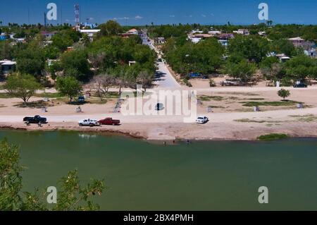 Ciudad Miguel Aleman, Messico, vista sul Rio Grande dalla piattaforma di osservazione delle scogliere di Roma, Texas, USA Foto Stock