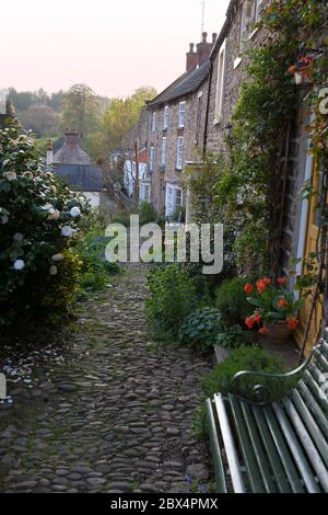 Cornforth Hill, una stretta strada pedonale a Richmond, North Yorkshire, Inghilterra, Regno Unito Foto Stock