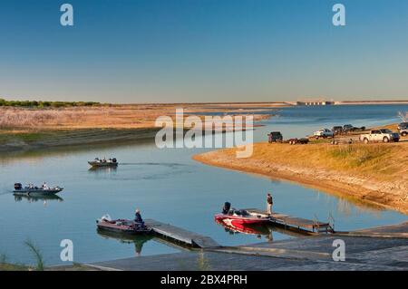 Barche a motore alla rampa del lago Falcon, lago artificiale sul Rio Grande, diga di Falcon in distanza, alba, Falcon state Park, Rio Grande Valley, Texas, Stati Uniti Foto Stock