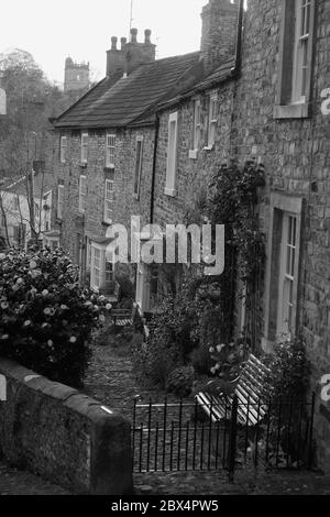 Cornforth Hill, una stretta corsia pedonale a Richmond, North Yorkshire, Inghilterra, Regno Unito. Versione in bianco e nero Foto Stock