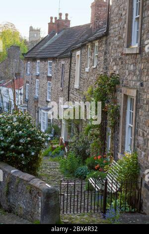 Cornforth Hill, una stretta strada pedonale a Richmond, North Yorkshire, Inghilterra, Regno Unito Foto Stock