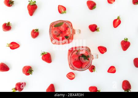 Fragola isolata su sfondo bianco. Disposizione piatta. Vista dall'alto. Frutti di bosco dolci estivi Foto Stock