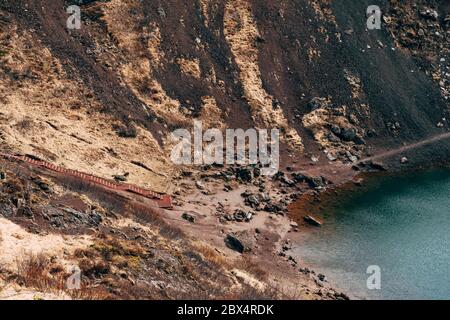 Il lago Kerid è un lago cratere o un lago vulcanico, nel cratere di un vulcano in Islanda. Insolita terra rossa, simile ai paesaggi marziani. Scale per Foto Stock