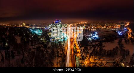 Panorami invernali di Petrzalka dal ponte UFO a Bratislava, Slovacchia Foto Stock