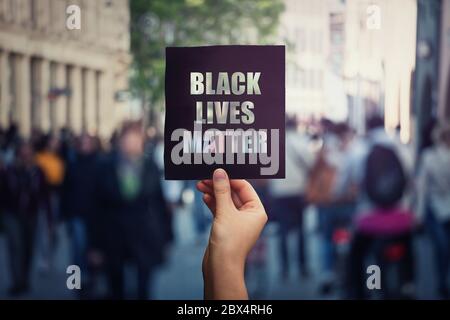 Black Lives importa, dimostrazione di strada. La mano umana tiene un cartello di protesta oscuro, contro l'ingiustizia. Diritti dei neri degli Stati Uniti, concetto di problemi sociali, Foto Stock