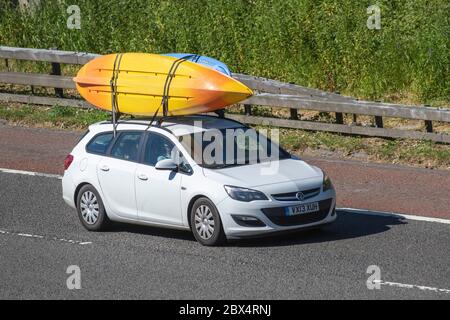 2013 Vauxhall bianca Astra 1.3 CDTi Ecoflex Exclusiv 5dr. 5 porte diesel manuale 5 porte; trasporto di due canoe; veicoli veicolari in movimento, auto che guidano veicoli su strade del Regno Unito, motori, motori sull'autostrada M6 Foto Stock