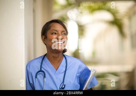 Donna matura che lavora come fornitore di assistenza sanitaria. Foto Stock