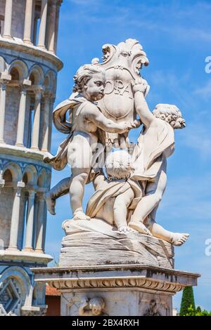 La statua di Cupid e la Torre Pendente di Pisa in Piazza dei Miracoli. Foto Stock