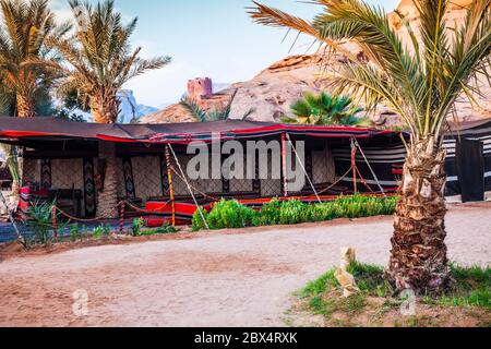Un campeggio beduino turistico nel deserto Giordano a Wadi Rum vicino a Petra. Foto Stock