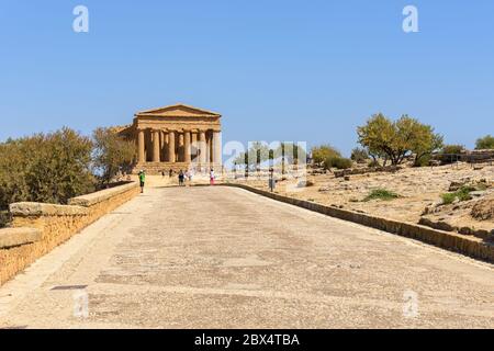 Agrigento, Sicilia, Italia - 24 agosto 2017: I turisti visitano le rovine del Tempio della Concordia nella Valle dei Templi, un sito archeologico in AG Foto Stock