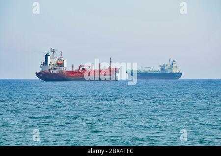 Due petroliere chimiche/petrolifere ancorate al largo della costa meridionale di Cipro vicino a Larnaca, 2009. Mare Chem di Panama (a sinistra) e Minerva Rita di Valletta. Chem s mare Foto Stock