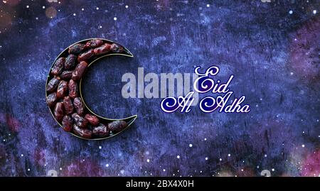 Date in una piastra a forma di luna Islamic Iftar e Eid al Adha concetto di sfondo, colorato datteri immagine decorata con forma di luna crescente Foto Stock