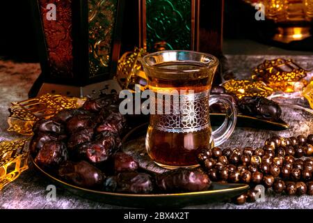 Sfondo Islamico tè turco con datteri e tasbih, immagine concettuale di Eid al Adha Foto Stock