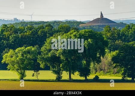 Vista sui campi e la foresta vicino a Bochum-Wattenscheid, sullo slagheap Rheinelbe, con la scala di cielo scultura a Gelsenkirchen, Ruhr zona, NRW, Germa Foto Stock