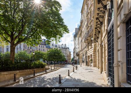 Parigi, Francia - 3 giugno 2020: La gente mangia di nuovo sulla terrazza dei ristoranti dopo la fine della chiusura. Place Dauphine a Parigi, Francia Foto Stock