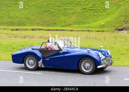 MOFFAT, SCOZIA - 29 GIUGNO 2019: Trionfa TR3 UNA Roadster sportiva in un classico rally auto in rotta verso la città di Moffat, Dumfries e Galloway Foto Stock