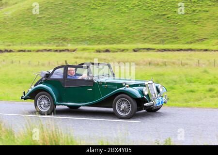 MOFFAT, SCOZIA - 29 GIUGNO 2019: MG TF Auto sportiva in un rally auto classica in rotta verso la città di Moffat, Dumfries e Galloway Foto Stock