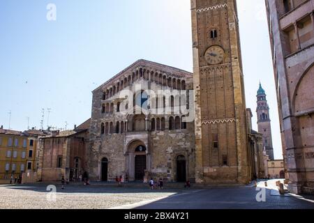 Parma, Italia - 8 luglio 2017: Persone a piedi nella Città Vecchia di Parma (Piazza del Duomo) Foto Stock