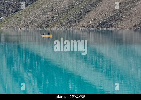 Kayak solitario sul lago Moraine in Canada Foto Stock