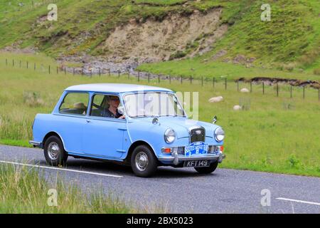 MOFFAT, SCOZIA - 29 GIUGNO 2019: Wolseley Hornet in un classico rally auto in rotta verso la città di Moffat, Dumfries e Galloway Foto Stock