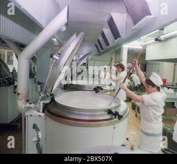 Berlino / Prenzlauer Berg / GDR / 3 / 1990 Prenzlauer Berg ospedale, cucina. // Malato / GDR affari sociali / *** Local Caption *** Germania Est / Germania Comunista / Ospedale sanitario di Prenzlauer Berg, quartiere di Berlino Est. [traduzione automatizzata] Foto Stock