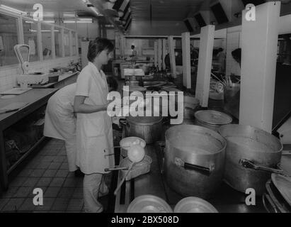 Berlino / Prenzlauer Berg / GDR / 3 / 1990 Prenzlauer Berg ospedale, cucina. Il cibo viene trasportato a porzioni per i pazienti e ai reparti // malati / GDR affari sociali / *** Local Caption *** East Germany / KKE Germania / Health Hospital a Prenzlauer Berg, quartiere di Berlino Est. [traduzione automatizzata] Foto Stock