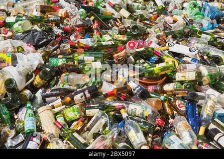 Pila di bottiglie vuote e usate pronte per il riciclaggio. Foto Stock