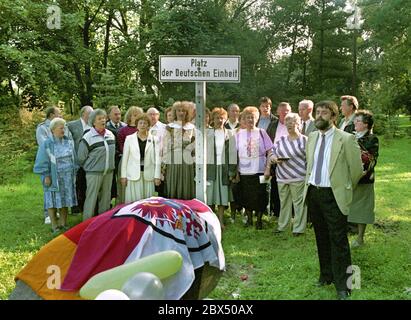 Brandeburgo / unificazione / DDR / 3.10.1990prima giornata dell'unità tedesca a Rangsdorf, vicino Berlino. Thaelmann-Platz è stato rinominato Platz der Deutschen Einheit, il coro del villaggio canta il Deutschlandlied.Thaelmann era capo del KPD negli anni 20 del secolo scorso. Fu ucciso dai nazisti nel campo di concentramento di Buchenwald. Era un santo della DDR.// Wende / Nazionale / Feste / Repubblica federale / Comunismo / Socialismo / Stati federali *** titolo locale *** il 3 ottobre 1990 Germania orientale e occidentale unita. Nel piccolo villaggio di Rangsdorf, vicino a Berlino, Ernst-Thaelmann-Platz fu rinominato Foto Stock