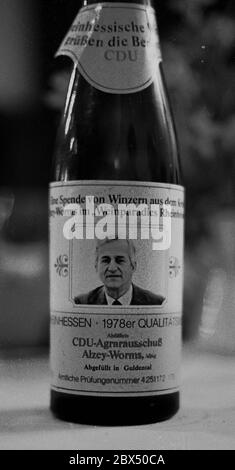 Berlino / Parties / CDU / 3.3.1979 Richard von Weizsaecker diventerà il candidato principale per la CDU di Berlino. Azioni campagna elettorale a Berlino: Bottiglia di vino con foto Weizsaecker. Presso la degustazione di vini presso la Corte europea [traduzione automatizzata] Foto Stock