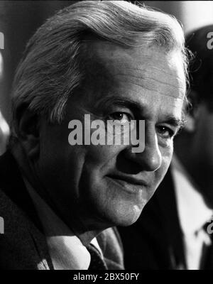 Berlino / Party / CDU 16.1.1981 Richard von Weizsaecker, conferenza stampa presso il municipio di Schoeneberg. Weizsaecker annuncia che la CDU (insieme alla lista alternativa al) presenterà una petizione per un referendum per forzare nuove elezioni contro il senato SPD. // elezione / Ritratto [traduzione automatica] Foto Stock