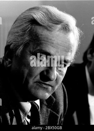 Berlino / Party / CDU 16.1.1981 Richard von Weizsaecker, conferenza stampa presso il municipio di Schoeneberg. Weizsaecker annuncia che la CDU (insieme alla lista alternativa al) farà una petizione per un referendum per forzare nuove elezioni contro il senato SPD // 80s / elezione / / Moods / Ritratto [traduzione automatizzata] Foto Stock