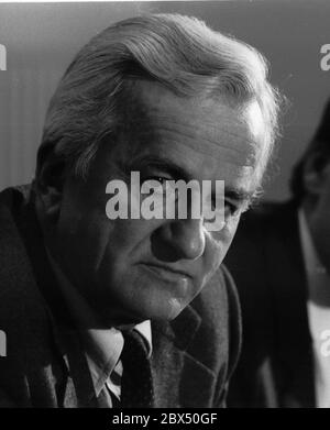 Berlino / Party / CDU 16.1.1981 Richard von Weizsaecker, conferenza stampa presso il municipio di Schoeneberg. Weizsaecker annuncia che la CDU (insieme alla lista alternativa al) presenterà una petizione per un referendum per forzare nuove elezioni contro il senato SPD. // elezione / Ritratto [traduzione automatica] Foto Stock