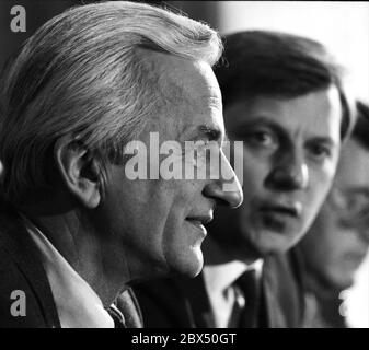 Berlino / Party / CDU 16.1.1981 Richard von Weizsaecker, conferenza stampa presso il municipio di Schoeneberg. Weizsaecker annuncia che la CDU (insieme alla lista alternativa al) presenterà una petizione per un referendum per forzare nuove elezioni contro il senato SPD. Dietro Eberhard Diepgen, // elezione / Ritratto [traduzione automatica] Foto Stock