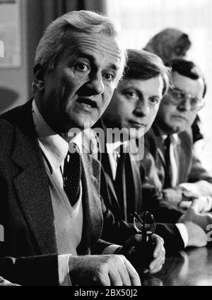 Berlino / Party / CDU 16.1.1981 Richard von Weizsaecker, conferenza stampa presso il municipio di Schoeneberg. Weizsaecker annuncia che la CDU (insieme alla lista alternativa al) presenterà una petizione per un referendum per forzare nuove elezioni contro il senato SPD. Dietro Eberhard Diepgen, // elezione / Ritratto [traduzione automatica] Foto Stock