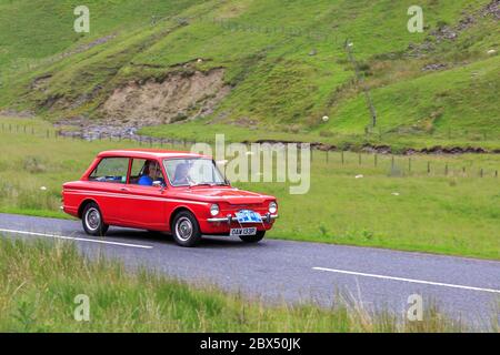 MOFFAT, SCOZIA - 29 GIUGNO 2019: 1975 Hillman Imp Caledonian berlina in un classico rally auto lungo la strada verso Foto Stock