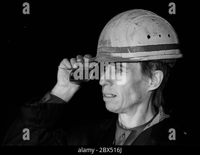 Brandeburgo / SPD / 9 / 1990 Regine Hildebrandt durante una visita alla fabbrica di acciaio Brandeburgo an der Havel. Guarda un picchiettio alla fornace di altoforno. L'acciaieria è stata chiusa ed è ora un museo tecnico. [traduzione automatizzata] Foto Stock